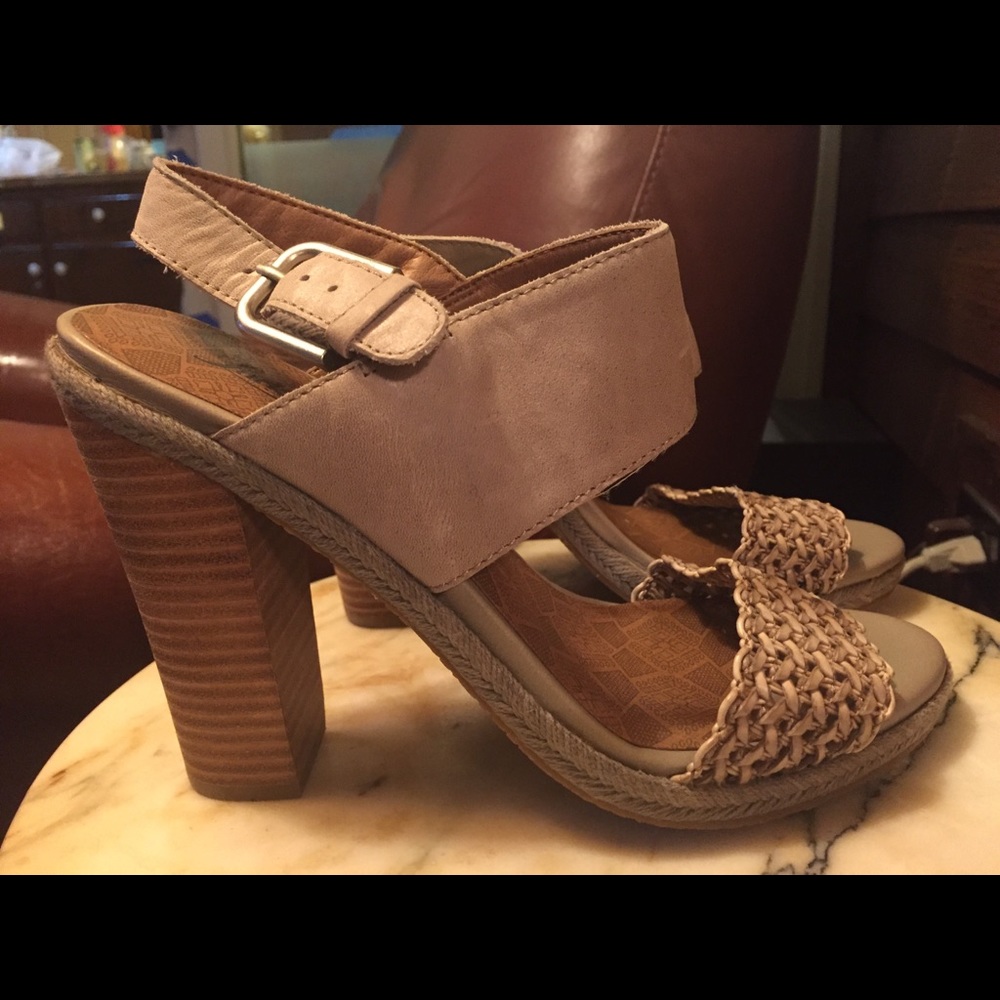 Fabulous lucky brand chunky summer sandals.